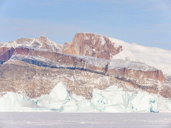 Zwick, Martin 아티스트의 Icebergs frozen into the sea ice of the Uummannaq fjord system during winter-Greenland-Danish Terri작품입니다.